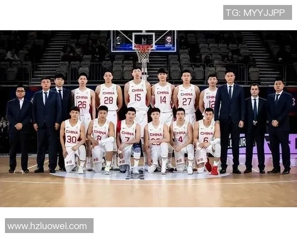 姚明与团队成员合影展现篮球精神与团结力量的珍贵瞬间