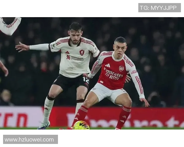 国王杯激战那不勒斯与利物浦平局绝杀瞬间引发争议判罚全场沸腾 国王杯激战那不勒斯与利物浦平局绝杀瞬间引发争议判罚全场沸腾