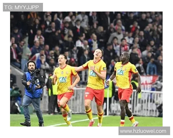 友谊赛精彩对决里昂与热刺战成平局引发全场热烈反响